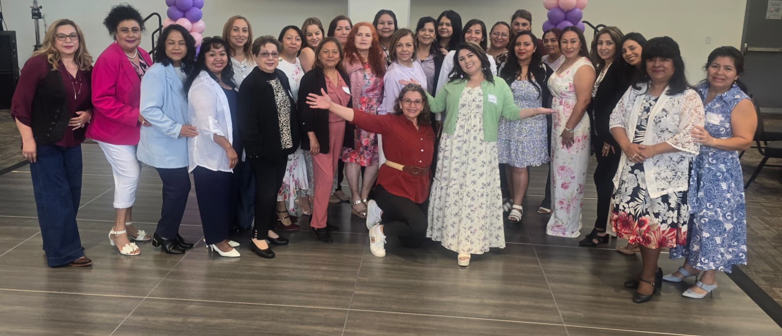 Grupo de mujeres de la comunidad Re-Conéctate en un encuentro especial de aniversario